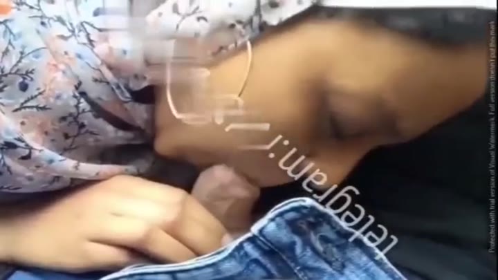 لبوه مصريه محجبه تمص زبر عشيقها فى عربيته ومياخدش ثانيتين فى ايديها وينزل لبنه وتقوله انت لحقت وتتريق عليه