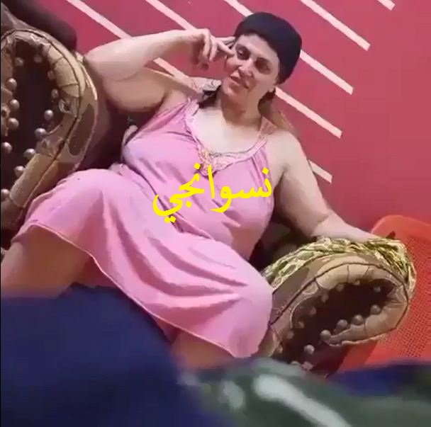 واد ديوث بيصور امه وهيا قاعده قدامه مفشوخها ومش واخده بالها وامه مش لابسه اندر
