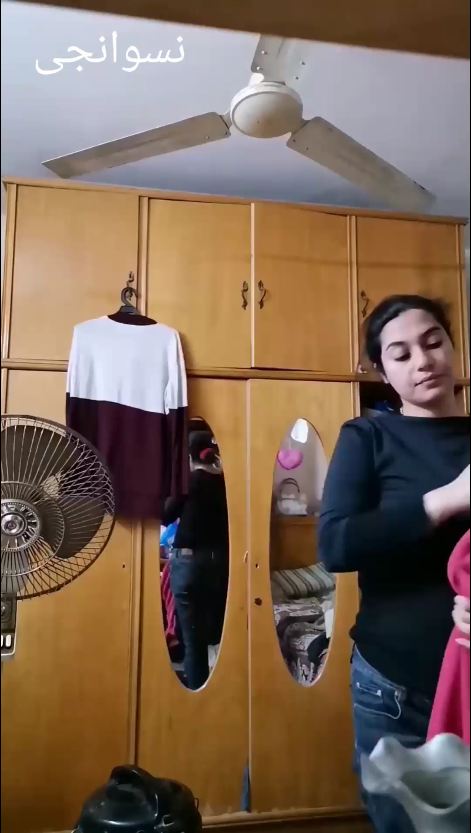 ديوث فاجر بيخبى موبايله فى اوضة اخته عشان يصور اخته هى وبتغير ملابسها ويستمتع بلحم اخته